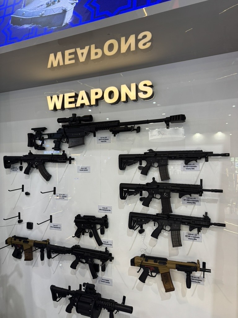 Mur « WEAPONS » d'un fabricant turc à Eurosatory 2026 : fusils d'assaut, fusil de précision, lance-grenades
